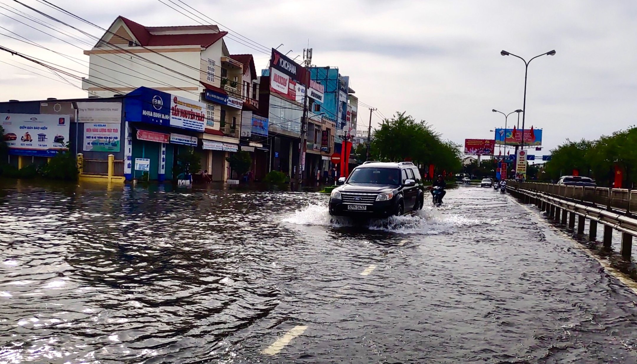 Sau bão, nhiều khu vực tại Quảng Nam vẫn ngập sâu trong nước